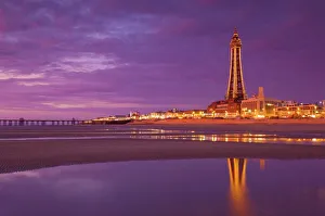Les illuminations de Blackpool au coucher du soleil à Blackpool dans le Lancashire en Angleterre au Royaume-Uni