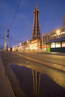Tour De Blackpool Impressions: La Tour de Black-pool refletée dans une poêle à l'heure du coucher du soleil à Black-pool en Lancashire au Royaume-Uni
