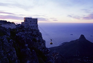 Outdoor Photography Africa Impressions: Cable car going up Table Mountain