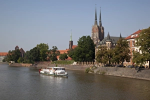 Wroclaw Old Town Impressions: Cathedral and River Odra (River Oder), Old Town, Wroclaw, Silesia, Poland, Europe