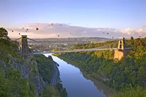 Le pont de suspension Clifton avec des ballons à air chaud lors du festival des ballons de Bristol en août