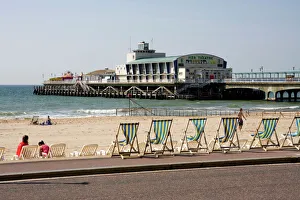 Dorset Impressions: Chaises longues plage et quai Bournemouth Dorset Angleterre Royaume-Uni Europe