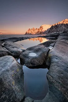 Les Dents du Diable au coucher de soleil à Tungeneset sur lîle de Senja dans le comté de Troms et Finmark en Norvège en Scandinavie en Europe