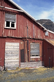 Polar Regions Travel Guide Impressions: Dilapidated