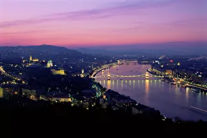 Impressions de Vue du soir sur la ville et le fleuve Danube dans les quartiers des châteaux de Buda et Ponts suspendus au Parlement à Budapèst en Hongrie en Europe Hongrie Impressions: Vue du soir sur la ville et le fleuve Danube