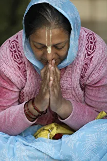 Images datées du 7 avril 2012: Devotee de Hare Krishna en prière à Vrindaban dans l'Uttar Pradésh en Inde