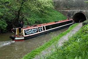 Tunnel Impressions: Bateau étroit entrant dans un tunnel canal de Llangollen au Royaume-Uni d'Europe