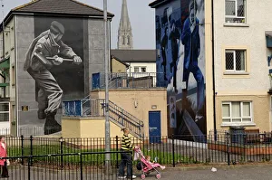 Comté De Londonderry Impressions: Murales républicains autour du coin de la liberté à l'angle des rues dans le quartier de la Bogside au centre-ville