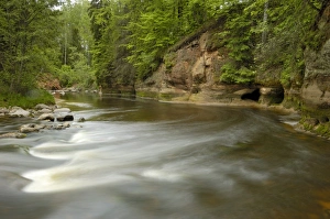 Impressions de Le fleuve Amata est situé dans le parc national de la Gauja en Lettonie au sein des États baltes et en Europe Lettonie Impressions: Rivière Amata