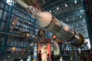 Amérique Impressions: Le lanceur Saturn V, les module de commandement et service et un équipement spatial provenant d'Apollon 13