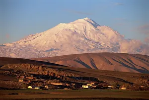 Impressions de La montagne de l'Ararat recouverte de neige à 5165 mètres est dite être le lieu du débarquement du vaisseau d'Antoine dans la Arménie. La Turquie et Anatolie sont situées en Asie mineure, Eurasia Arménie Impressions: La montagne d'Ararat est recouverte de neige