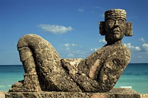 Impressions de La statue de Chac Mool à Cancún dans le Quintanna Roo au Mexique en Amérique du Nord Images Liées Impressions: Le statue de Chac Mool