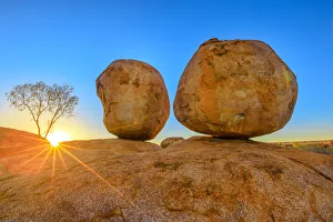 Australian Desert Scenery Impressions: Sunset light rays at Devils Marbles, the Eggs of mythical Rainbow Serpent, at Karlu Karlu