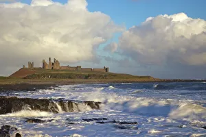 Plongez sur les rochers au château de Dunstanburgh en Angleterre du Nord au Royaume-Uni en Europe