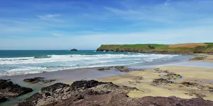 Cornouailles Impressions: Vue de la vague atlantique sur la plage de Polzeath, regardant au nord vers le Cap Pentire