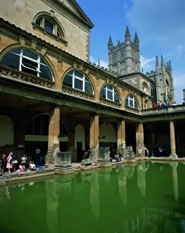 Bain Impressions: Les visiteurs dans les bains romains avec l'abbaye au-delà à Bath