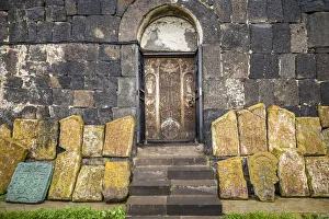 LArménie est située sur le lac Sévan à Sévane. Le monastère de Sévaïnavank se trouve dans un cimetière avec des pierres commémoratives en forme détoile