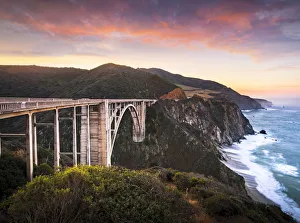 Images datées de 2019 mars: Pont de Bixby Creek et route 1er Abril sur la Piste Coastale Pacifique à Montereau en Californie aux États-Unis