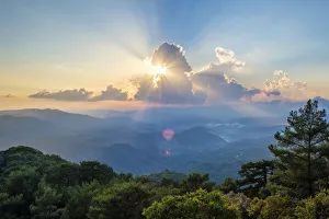 Impressions de Coucher de soleil dramatique sur la chaîne de montagnes Troodos, Pano Platres, district de Limassol, Chypre Images Liées Impressions: Coucher de soleil dramatique sur la chaîne de montagnes Troodos