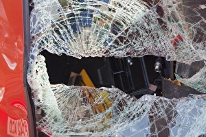 Images datées de 2009: Voiture abattue avec un verre de direction éclaté