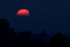 Eclipse Impressions: Une éclipse partielle du soleil, à son ensoleillage, est vue de Shanghai