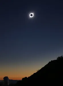 Images Liées Impressions: Une éclipse solaire est observée à Coquimbo