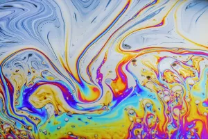 Résumé Impressions: Motif abstrait de la lumière réfractée dans une bulle de savon.