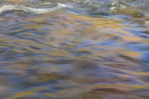 Des réflexions graphiques sur la surface de la rivière, Rivière Lower Deschutes, Centre de lOregon, États-Unis.