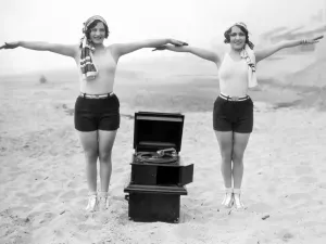 Visages Célèbres Impressions: PHONOGRAphe, c1929. Joan Crawford et Dorothy Sebastian photographiées c1929 avec un phonographe portable à Santa Monica