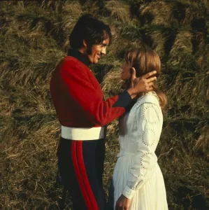 Impressions de Terence Stamp et Julie Christie dans Far From The Madding Crowd Bathsheba Everdine (Julie Christie), Une Jeune Femme Volontaire Et Coquette, Hérite Inopinément D'une Grande Ferme Et S'engage Dans Une Relation Amoureuse Avec Trois Hommes Très Différents. Impressions: Loin de la foule égarée.
