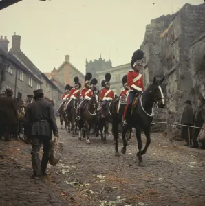 Impressions de Une scène de Far From The Madding Crowd Bathsheba Everdine (Julie Christie), Une Jeune Femme Volontaire Et Coquette, Hérite Inopinément D'une Grande Ferme Et S'engage Dans Une Relation Amoureuse Avec Trois Hommes Très Différents. Impressions: Loin de la foule égarée.