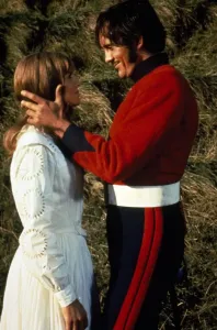 Impressions de Terence Stamp et Julie Christie dans Far From The Madding Crowd Bathsheba Everdine (Julie Christie), Une Jeune Femme Volontaire Et Coquette, Hérite Inopinément D'une Grande Ferme Et S'engage Dans Une Relation Amoureuse Avec Trois Hommes Très Différents. Impressions: Loin de la foule égarée.