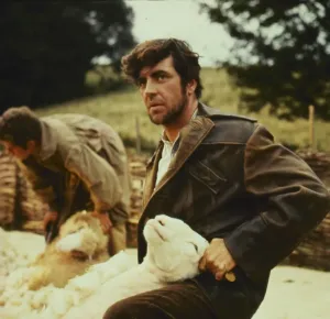 Impressions de Alan Bates dans Far From The Madding Crowd Bathsheba Everdine (Julie Christie), Une Jeune Femme Volontaire Et Coquette, Hérite Inopinément D'une Grande Ferme Et S'engage Dans Une Relation Amoureuse Avec Trois Hommes Très Différents. Impressions: Loin de la foule égarée.