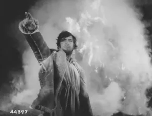 Impressions de Alan Bates dans Far From The Madding Crowd Bathsheba Everdine (Julie Christie), Une Jeune Femme Volontaire Et Coquette, Hérite Inopinément D'une Grande Ferme Et S'engage Dans Une Relation Amoureuse Avec Trois Hommes Très Différents. Impressions: Loin de la foule égarée.