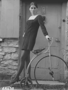 Impressions de Un portrait publicitaire de Julie Christie pour la promotion de Far From The Madding Crowd Bathsheba Everdine (Julie Christie), Une Jeune Femme Volontaire Et Coquette, Hérite Inopinément D'une Grande Ferme Et S'engage Dans Une Relation Amoureuse Avec Trois Hommes Très Différents. Impressions: Loin de la foule égarée.