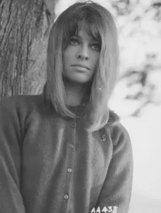 Impressions de Un portrait publicitaire de Julie Christie pour Far From The Madding Crowd Bathsheba Everdine (Julie Christie), Une Jeune Femme Volontaire Et Coquette, Hérite Inopinément D'une Grande Ferme Et S'engage Dans Une Relation Amoureuse Avec Trois Hommes Très Différents. Impressions: Loin de la foule égarée.