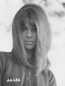 Impressions de Un portrait publicitaire de Julie Christie pour Far From The Madding Crowd Bathsheba Everdine (Julie Christie), Une Jeune Femme Volontaire Et Coquette, Hérite Inopinément D'une Grande Ferme Et S'engage Dans Une Relation Amoureuse Avec Trois Hommes Très Différents. Impressions: Loin de la foule égarée.