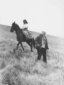 Impressions de Julie Christie et le réalisateur John Schlesinger sur le tournage de Far from The Madding Crowd Bathsheba Everdine (Julie Christie), Une Jeune Femme Volontaire Et Coquette, Hérite Inopinément D'une Grande Ferme Et S'engage Dans Une Relation Amoureuse Avec Trois Hommes Très Différents. Impressions: Loin de la foule égarée.