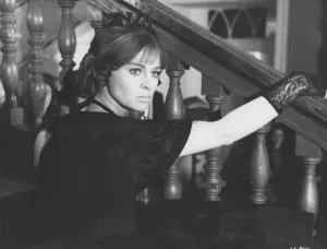 Impressions de Julie Christie dans Far From The Madding Crowd Bathsheba Everdine (Julie Christie), Une Jeune Femme Volontaire Et Coquette, Hérite Inopinément D'une Grande Ferme Et S'engage Dans Une Relation Amoureuse Avec Trois Hommes Très Différents. Impressions: Loin de la foule égarée.