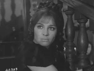 Impressions de Julie Christie dans Far From The Madding Crowd Bathsheba Everdine (Julie Christie), Une Jeune Femme Volontaire Et Coquette, Hérite Inopinément D'une Grande Ferme Et S'engage Dans Une Relation Amoureuse Avec Trois Hommes Très Différents. Impressions: Loin de la foule égarée.