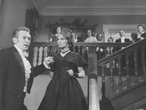 Impressions de Julie Christie et Peter Finch dans Far From The Madding Crowd Bathsheba Everdine (Julie Christie), Une Jeune Femme Volontaire Et Coquette, Hérite Inopinément D'une Grande Ferme Et S'engage Dans Une Relation Amoureuse Avec Trois Hommes Très Différents. Impressions: Loin de la foule égarée.