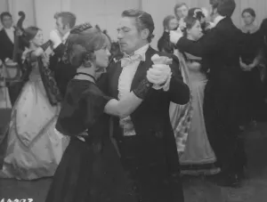 Impressions de Julie Christie et Peter Finch dans Far From The Madding Crowd Bathsheba Everdine (Julie Christie), Une Jeune Femme Volontaire Et Coquette, Hérite Inopinément D'une Grande Ferme Et S'engage Dans Une Relation Amoureuse Avec Trois Hommes Très Différents. Impressions: Loin de la foule égarée.