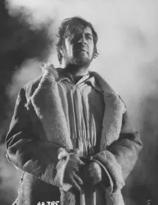 Impressions de Alan Bates dans Far From The Madding Crowd Bathsheba Everdine (Julie Christie), Une Jeune Femme Volontaire Et Coquette, Hérite Inopinément D'une Grande Ferme Et S'engage Dans Une Relation Amoureuse Avec Trois Hommes Très Différents. Impressions: Loin de la foule égarée.
