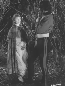 Impressions de Terence Stamp et Julie Christie dans Far From The Madding Crowd Bathsheba Everdine (Julie Christie), Une Jeune Femme Volontaire Et Coquette, Hérite Inopinément D'une Grande Ferme Et S'engage Dans Une Relation Amoureuse Avec Trois Hommes Très Différents. Impressions: Loin de la foule égarée.