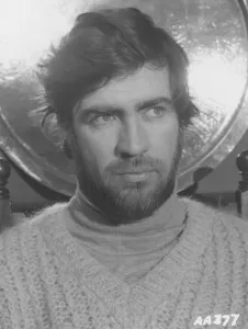 Impressions de Un portrait d'Alan Bates de Far From The Madding Crowd Bathsheba Everdine (Julie Christie), Une Jeune Femme Volontaire Et Coquette, Hérite Inopinément D'une Grande Ferme Et S'engage Dans Une Relation Amoureuse Avec Trois Hommes Très Différents. Impressions: Loin de la foule égarée.