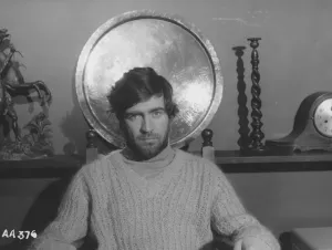 Impressions de Un portrait d'Alan Bates de 'Loin de la foule farouche' Bathsheba Everdine (Julie Christie), Une Jeune Femme Volontaire Et Coquette, Hérite Inopinément D'une Grande Ferme Et S'engage Dans Une Relation Amoureuse Avec Trois Hommes Très Différents. Impressions: Loin de la foule égarée.