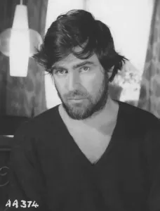 Impressions de Un portrait d'Alan Bates de Far From The Madding Crowd Bathsheba Everdine (Julie Christie), Une Jeune Femme Volontaire Et Coquette, Hérite Inopinément D'une Grande Ferme Et S'engage Dans Une Relation Amoureuse Avec Trois Hommes Très Différents. Impressions: Loin de la foule égarée.