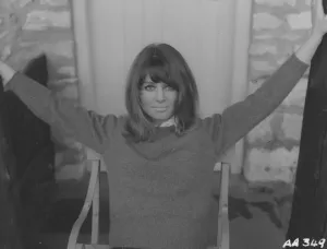 Impressions de Un portrait publicitaire de Julie Christie pour Far From The Madding Crowd Bathsheba Everdine (Julie Christie), Une Jeune Femme Volontaire Et Coquette, Hérite Inopinément D'une Grande Ferme Et S'engage Dans Une Relation Amoureuse Avec Trois Hommes Très Différents. Impressions: Loin de la foule égarée.