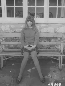 Impressions de Un portrait publicitaire de Julie Christie pour Far From The Madding Crowd Bathsheba Everdine (Julie Christie), Une Jeune Femme Volontaire Et Coquette, Hérite Inopinément D'une Grande Ferme Et S'engage Dans Une Relation Amoureuse Avec Trois Hommes Très Différents. Impressions: Loin de la foule égarée.