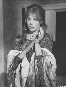 Impressions de Julie Christie dans Far From The Madding Crowd Bathsheba Everdine (Julie Christie), Une Jeune Femme Volontaire Et Coquette, Hérite Inopinément D'une Grande Ferme Et S'engage Dans Une Relation Amoureuse Avec Trois Hommes Très Différents. Impressions: Loin de la foule égarée.